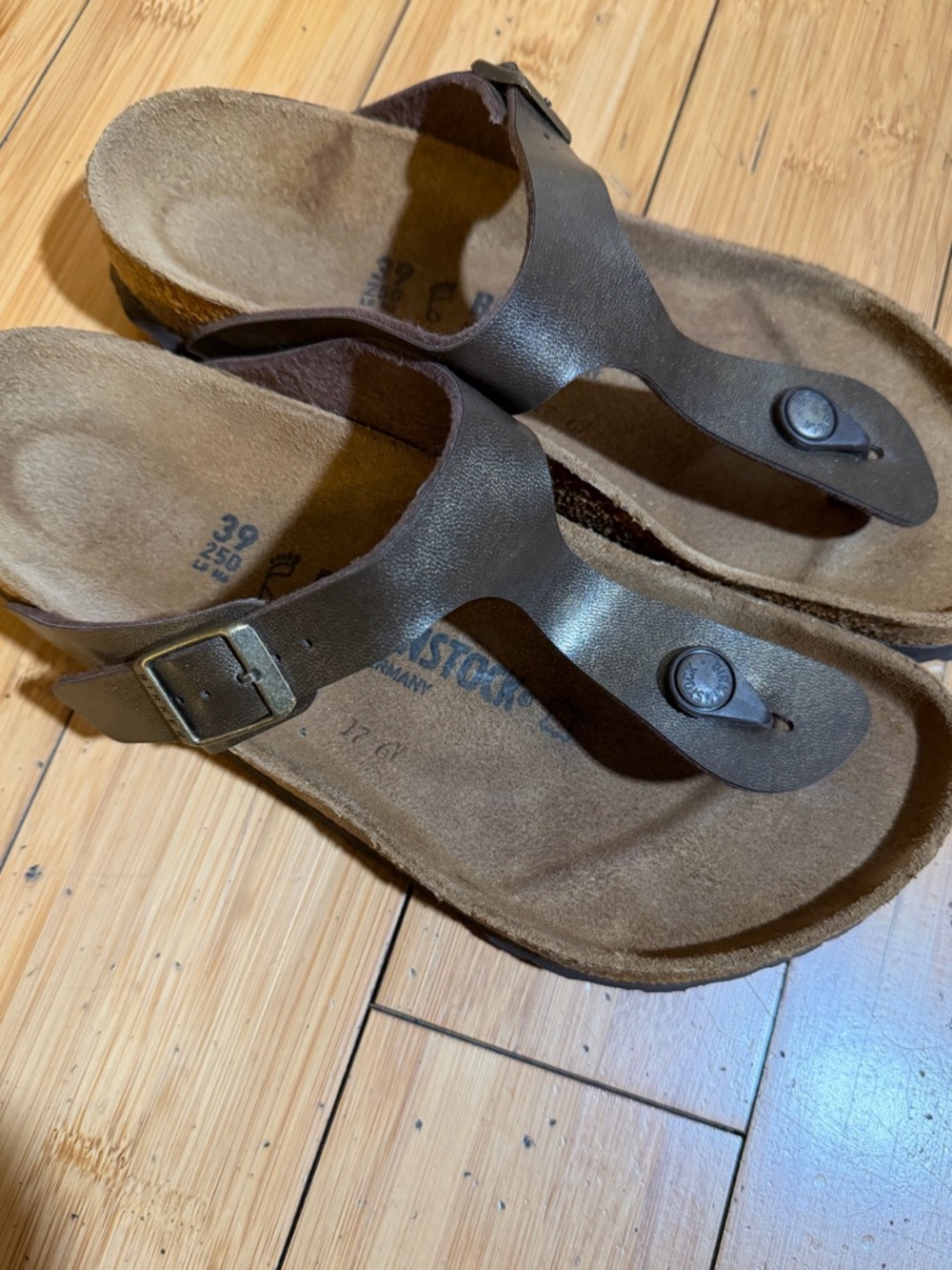 Birkenstock Gizeh Sandal Bronze Size 39 / 8-8.5 - Picture 8 of 16